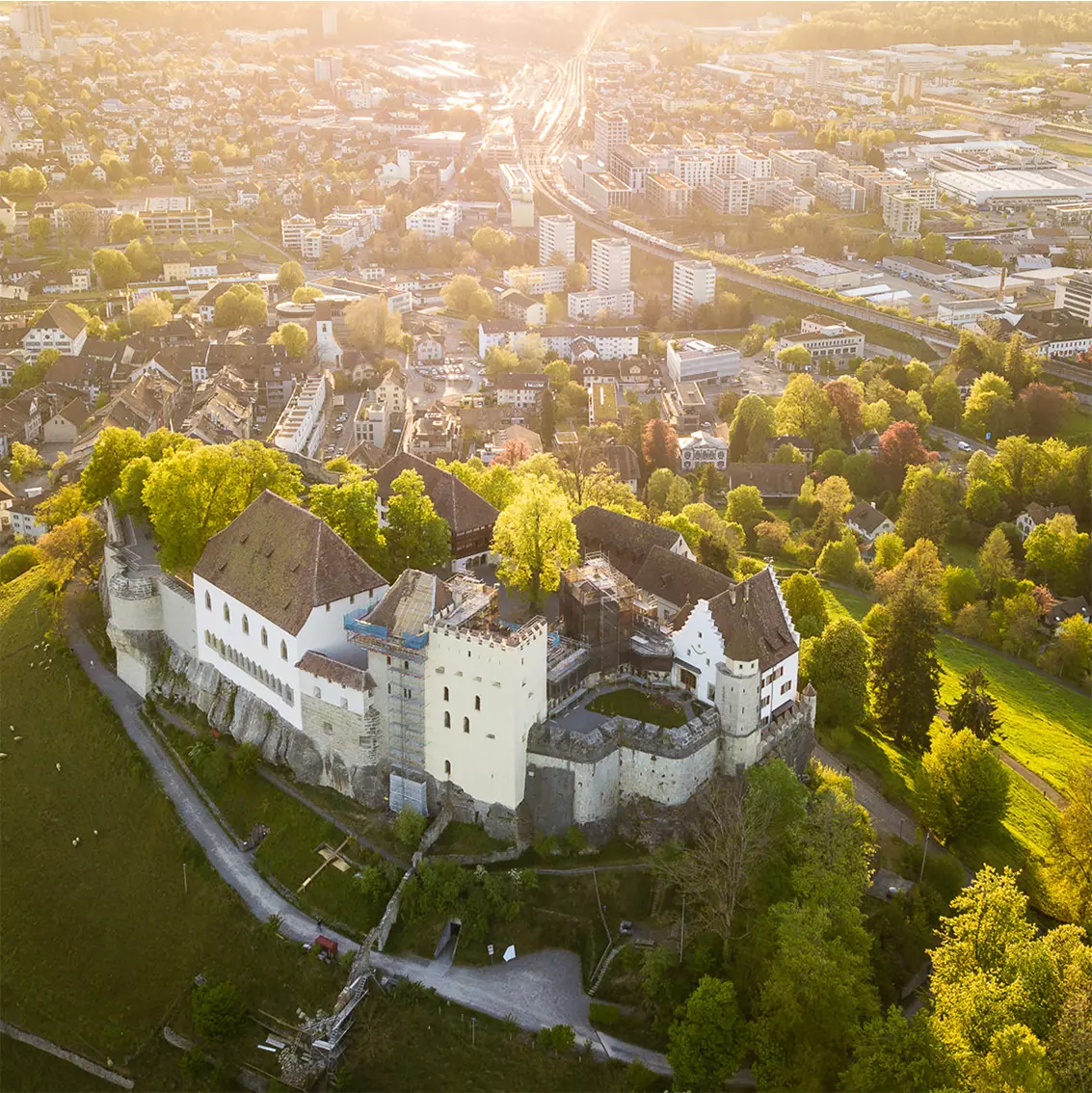 Luftaufnahme Schloss Lenzburg und im Hintergrund Stadt Lenzburg